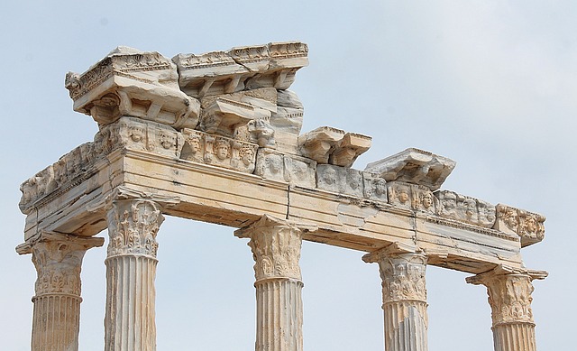 Jale İnan ve Apollon Tapınağı