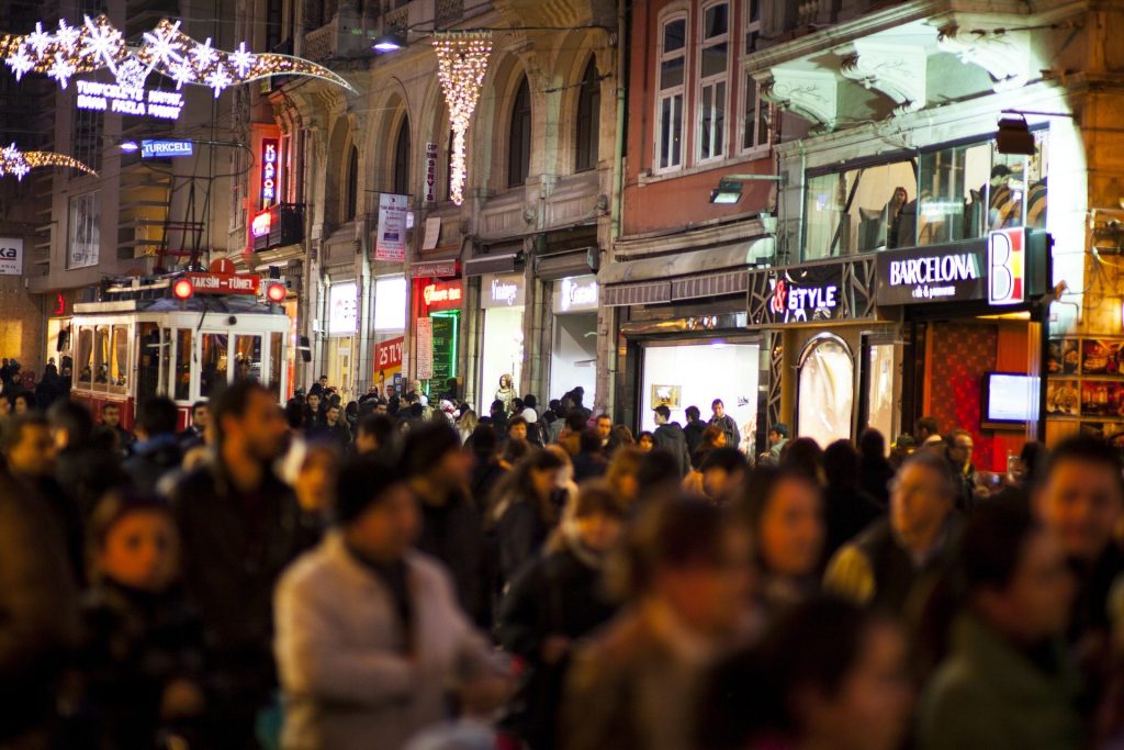 Henüz İstiklal Caddesi Beyoğlu Güzelliğini Koruyordu